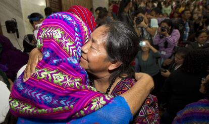 La activista de derechos humanos Rosalina Tuyuc se abraza a una de las v&iacute;ctimas tras conocerse el fallo en Ciudad de Guatemala.