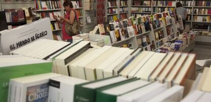 Clientes de la librería Picasso de Granada buscan libros por las estanterías