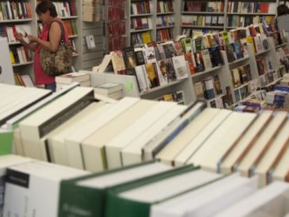 Clientes de la librer&iacute;a Picasso de Granada buscan libros por las estanter&iacute;as 