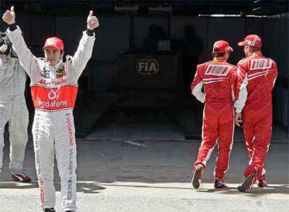 Fernando Alonso hace un gesto de triunfo al término de la sesión clasificatoria.