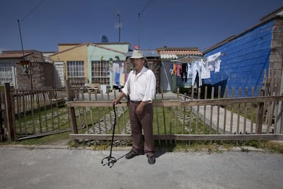 Raúl Chávez, frente a su casa, pegada a la de su hijo.