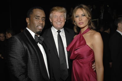 Sean Combs, Donald Trump y Melania Trump, en una gala benéfica en Nueva York, en febrero de 2008.
