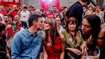 El presidente del Gobierno, Pedro Sánchez, con su mujer, Begoña Gómez, el pasado mes de julio.