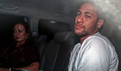 Neymar, na chegada ao hospital de Belo Horizonte ontem à noite.