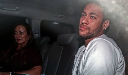 Neymar, a su llegada anoche al hospital de Belo Horizonte.