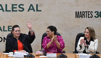 Guadalupe Taddei junto a las magistradas Lenia Batres y Yasmín Esquivel