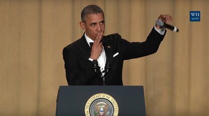 Obama termina su discurso dejando caer el micrófono en la cena de corresponsales de la Casa Blanca (2016). 
