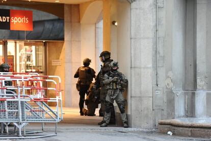 Policías de las Fuerzas Especiales aseguran el exterior del hotel Stachus tras el tiroteo registrado en un centro comercial en Múnich, Alemania.