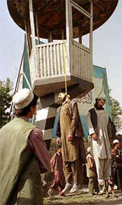 Dos de los cuatro hombres ejecutados por los talibán en Kabul.