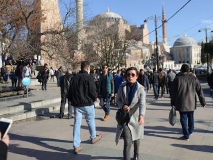 Un grupo de personas camina por el distrito de Sultanahmet, Estambul, tras las explosiones de este martes.