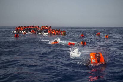 Inmigrantes africanos rescatados por la ONG Proactiva Open Arms en el mar Mediterráneo, a 12 millas de Libia