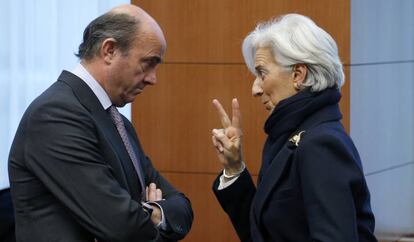 Luis de Guindos, exministro de Economía español, charla con la presidenta del FMI, Christine Lagarde, en una reunión del Consejo Europeo, en 2013.