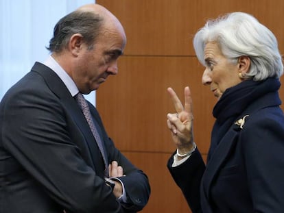 Luis de Guindos, ex ministro de Economía español, charla con la presidenta del FMI, Christine Lagarde, en la reunión del Consejo Europeo en 2013.