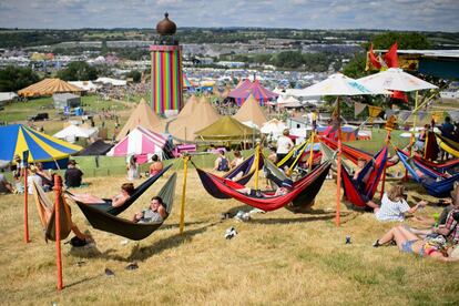 Decenas de hamacas adornan la pradera del festival de Glastonbury, 25 de junio de 2014.