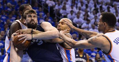 Marc Gasol, de los Grizzlies, intenta mantener el balón ante Kevin Durant, Derek Fisher y Thabo Sefolosha, de los Thunder.