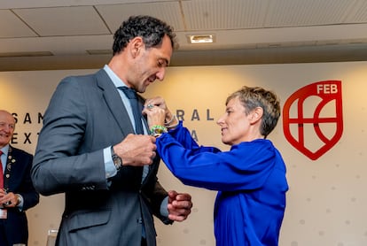 Elisa Aguilar concede la medalla de oro de la Federación a Jorge Garbajosa.