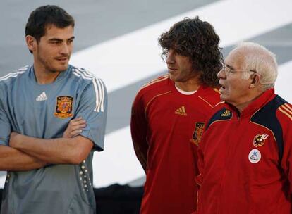 Casillas, Puyol y Luis Aragonés, durante la presentación de la nueva camiseta.