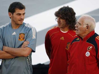 Casillas, Puyol y Luis Aragonés, durante la presentación de la nueva camiseta.