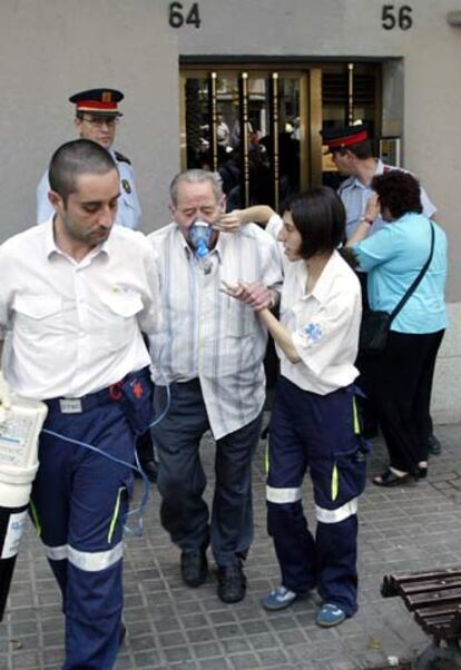 El padre de Rosa María es atendido tras el suceso, el sábado.