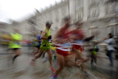 GRA041 MADRID, 26/04/2015.- Corredores en el maratón de Madrid, a su paso por el Palacio Real, uno de los lugares emblemáticos por los que transcurre la carrera que se enmarca en la 38 edición del 'EDP Rock 'n' Roll Madrid Maratón & 1/2' y cuenta con 15.000 participantes. EFE/Víctor Lerena