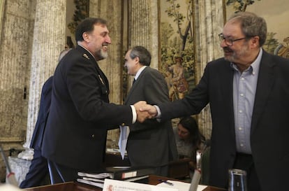 El jefe superior de Policía de Madrid, Germán Rodríguez Castiñeira, saluda al concejal de Seguridad, Javier Barbero.