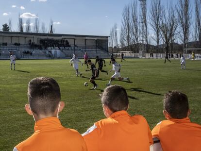 El fútbol amateur no ofrece grandes espectáculos, pero conserva unos halos de pureza que se han perdido en el fútbol moderno. En Andorra los ídolos futbolísticos son hijos del pueblo. Los niños acuden al estadio Juan Antonioi Endeiza con fervor y ocupan las primeras filas para no perder detalle mientras se comen su bocadillo de lomo con queso y beben una Coca-Cola. Si hubieran nacido hace años habrían podido acudir a algunos de los centros educativos que Endesa construyó y podrían disfrutar de las instalaciones deportivas que hoy en día están en desuso o muy deterioradas- 