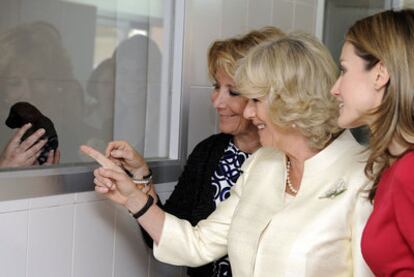 La princesa Letizia, la duquesa de Cornualles y Esperanza Aguirre, en la ONCE.