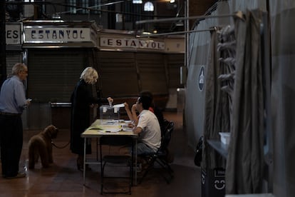 Una mujer ejerce su derecho al voto en el colegio electoral del Mercat Galvany en el barrio de Sant Gervasi (Barcelona). 
