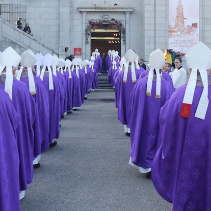 Obispos españoles entran al Santuario del Sagrado Corazón del Cerro de los Ángeles en Getafe