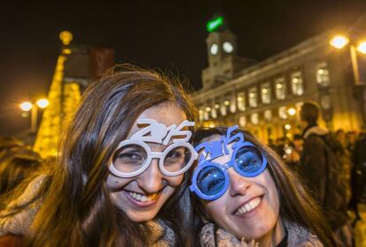 Dos jóvenes celebran la llegada de 2015 en la Puerta del Sol de Madrid.