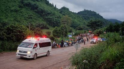 Ambulância transporta meninos depois de resgate de ao menos quatro neste domingo