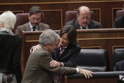 El diputado de Izquierda Unida Gaspar Llamazares y la nueva ministra de Medio Ambiente, Medio Rural y Marítimo se han saludado efusivamente en el Congreso, donde ambos han marcado, en diferentes épocas, una etapa en las filas de la coalición.