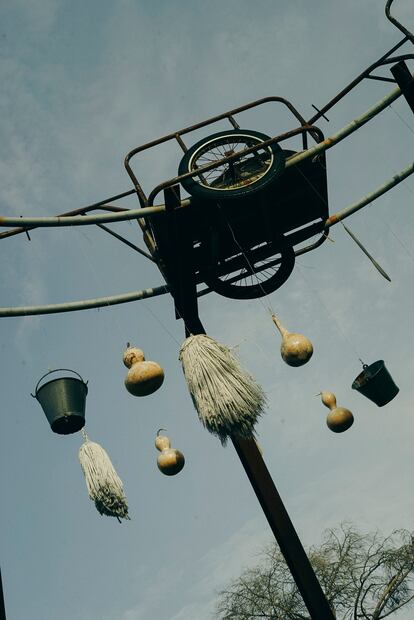 Detalle de la obra Plansone Duty Free (2006), de Pascale Marthine Tayou.

