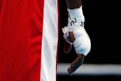 Detalle de la protección de la mano del boxeador de Ghana Tetteh Sulemanu tras competir contra el indio Amit en la categoría de mosca ligera (46-49 kilos) en los Juegos de la Commonwealth, en Gold Coast (Australia), el 6 de abril de 2018.