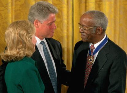 John Hope Franklin saluda a Clinton tras recibir la medalla al honor, en 1995.