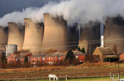 Columnas de humo salen de las enormes chimeneas de la planta de producción eléctrica de carbón de Eggborough, Inglaterra