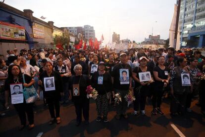 El reclamo se multipica a lo largo de Perú y los manifestantes toman como estandártes las fotografías de las víctimas de su dictadura para caminar por las calles y protestar contra el perdón concedido al ex presidente.