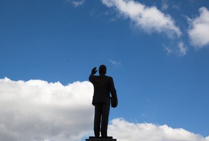 La estatua del presidente de EE UU Bill Clinton en Prístina, la capital kosovar, se limpia cada 4 de julio, Día de la Independencia americana.