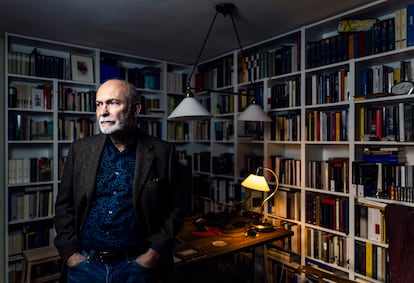 El escritor Manuel Calderón, en su casa en Madrid.