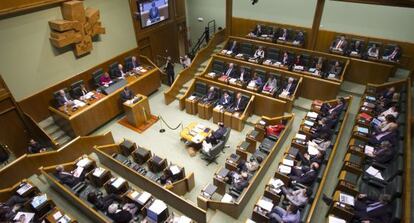 Una vista general de salón de sesiones durante la intervención inicial del lehendakari.