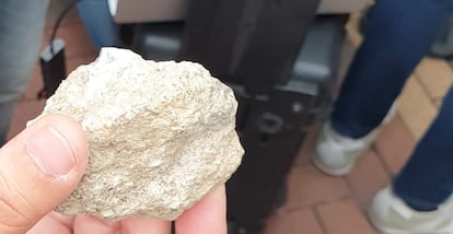 Piedra que ha impactado en Rocío de Meer.