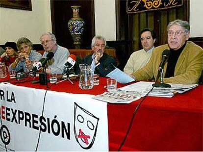 De derecha a izquierda, el portavoz de Cultura contra la Guerra, Jordi Dauder; Iñaki Gabilondo; y, vestidos de gris, Javier Sádaba y Pilar Bardem.