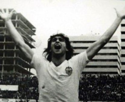 Mario Kempes celebra un gol eb el partido del 19 de marzo de 1978 (imagen cedida por el Valencia CF).