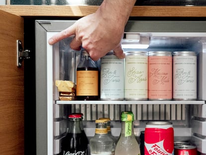 En Casa Bonay, en Barcelona, el minibar cuenta con latas de cócteles preparados específicamente para el hotel.
