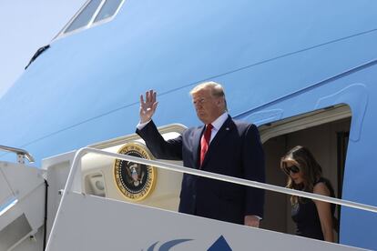 El presidente Donald Trump y la primera dama Melania Trump llegan al aeropuerto internacional de El Paso para reunirse con personas afectadas por el tiroteo masivo de El Paso.