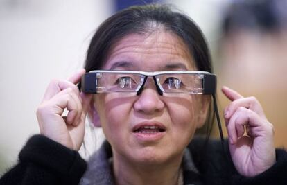 Moverio, las gafas inteligentes de Epson que permiten ver pel&iacute;culas en 3D y que se conecta al m&oacute;vil. A la venta en primavera por 700 d&oacute;lares, la mitad que las de Google.