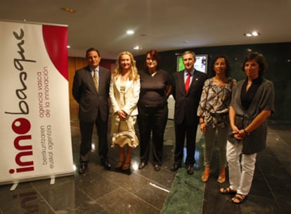 De izquierda a derecha, Rogelio Pozo, director de Azti; la viceconsejera Olga Rivera; Shaila Oubiña, de Kronet; el director general de Innobasque, José María Villate, y sus directoras de Innovación Empresarial, Leire Bilbao, y Programas, Lola Elejalde.
El escritor Julio Llamazares.