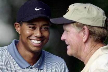 El presente y el pasado del golf: Tiger Woods charla con Jack Nicklaus.