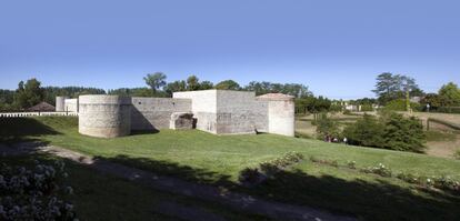 Centre d'Art La Cuisine (Nègrepelisse, França, 2014). Una intervenció minimalista en un museu que aprofita l'arquitectura d'un castell.