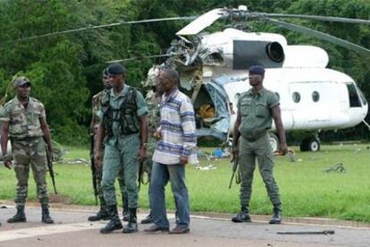 El coronel Phillipe Mangou (tercero por la derecha), jefe de las operaciones militares del Ejército, ante un helicóptero destruido por el Ejército francés.